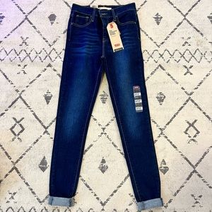 NWT Levi’s 720 High-Rise Super Skinny Jeans. Dark wash. Women’s size 26.